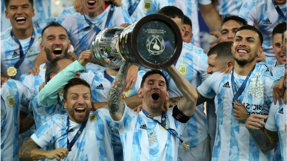 La selección Argentina derrotó a Brasil en la final de la Copa América 2021, en el estadio Maracaná, en Río de Janeiro. Fue el primer título importante para la Albiceleste desde 1993 y el primer trofeo con la selección de mayores para Lionel Messi