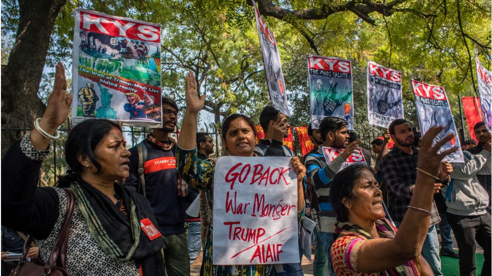 Активисты Всеиндийской демократической студенческой организации (AIDSO) держат плакаты, выкрикивая лозунги против прибытия президента США во время демонстрации протеста против президента США Дональда Трампа