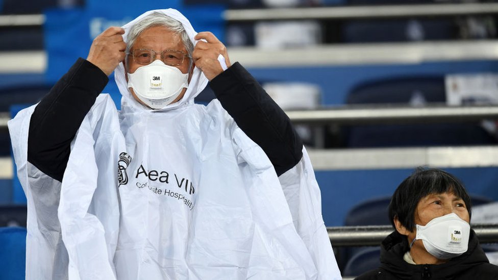 Maske takan Real Madrid taraftarları.