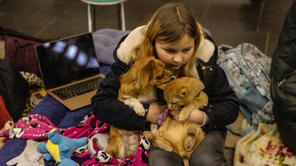 Una niña con sus mascotas en el metro de Kiev.