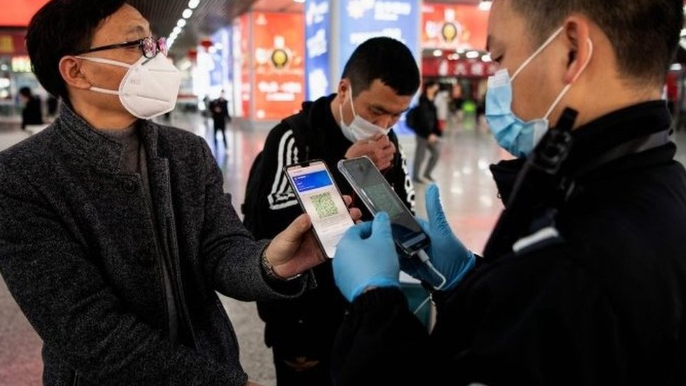 中國在2月中旬推出健康碼，乘搭公共交通工具需要出具綠色健康碼。