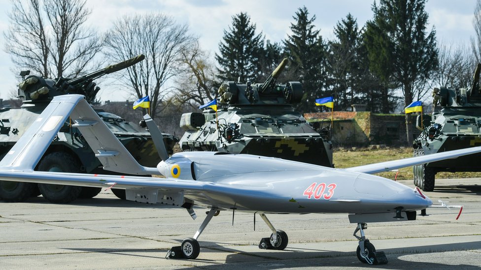 طائرة مسيرة طراز بيرقدار تي بي 2 تقوم برحلة تجريبية في قاعدة عسكرية أوكرانية في مارس/آذار عام 2019