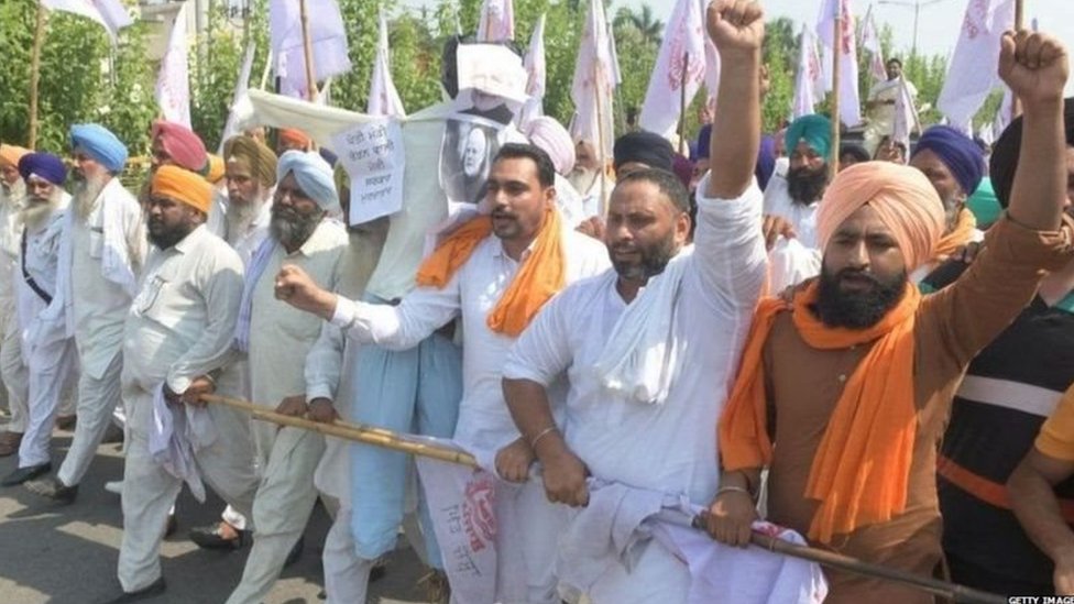 ਖੇਤੀ ਕਾਨੂੰਨਾਂ ਖ਼ਿਲਾਫ਼ ਮੁਜ਼ਾਹਰਾ ਕਰਦੇ ਲੋਕ