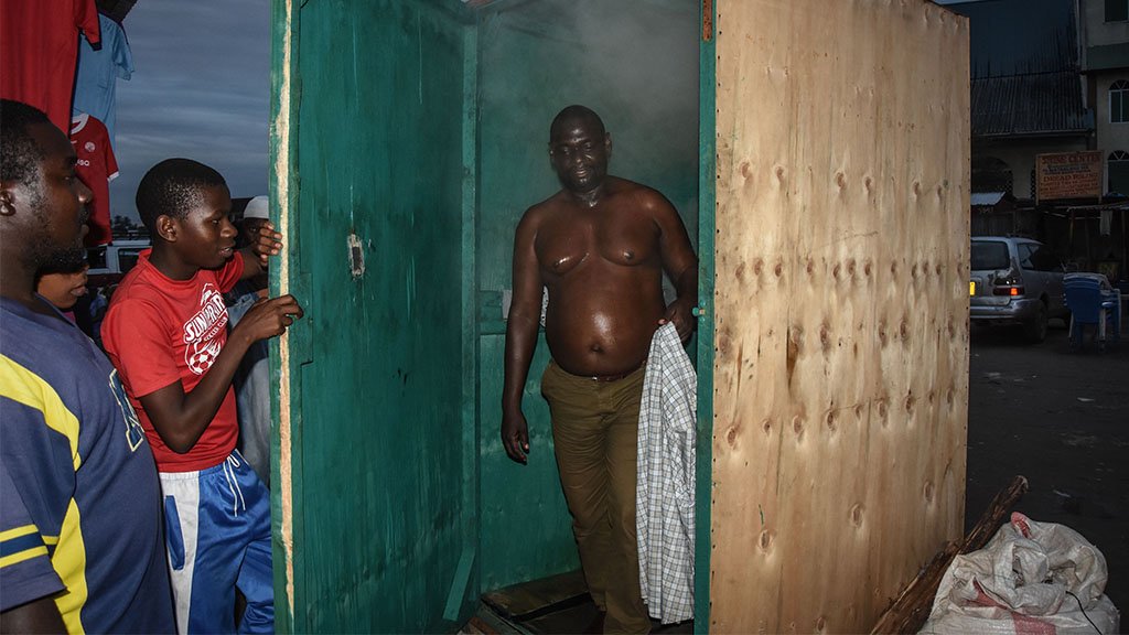 Un hombre sale de una cabina de inhalación de vapor en Dar es Salaam, Tanzania, el 22 de mayo de 2020