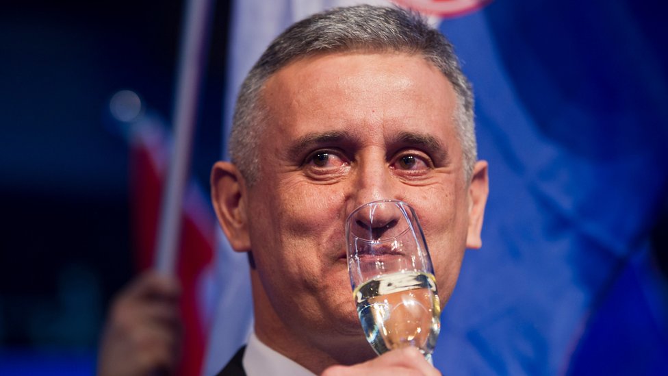 Лидер оппозиции Томислав Карамарко празднует получение его коалицией большинства голосов в Загребе, Хорватия, рано в понедельник, 9 ноября 2015 г.