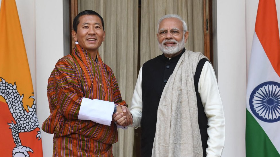 El primer ministro indio, Narendra Modi (derecha), le da la mano al primer ministro de Bután, Lotay Tshering, antes de una reunión en Nueva Delhi el 28 de diciembre de 2018.