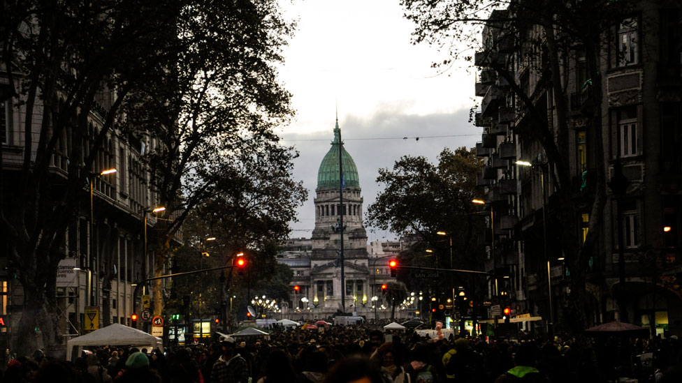 El Congreso definirá este miércoles si aprueba o rechaza una de las leyes que más ha dividido a los argentinos en tiempos recientes. Congreso argentino de fondo a una marcha proaborto