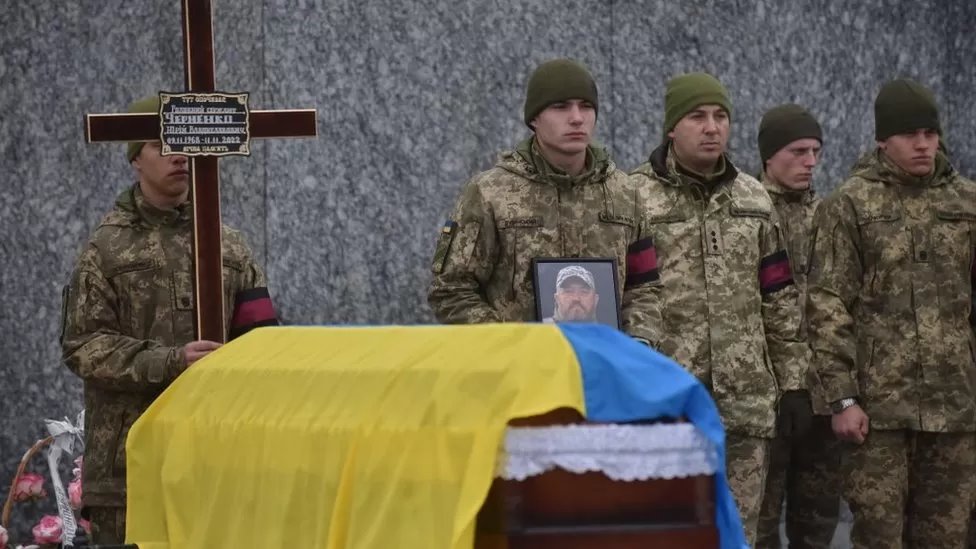 صورة من جنازة أحد القادة العسكريين الأوكرانيين