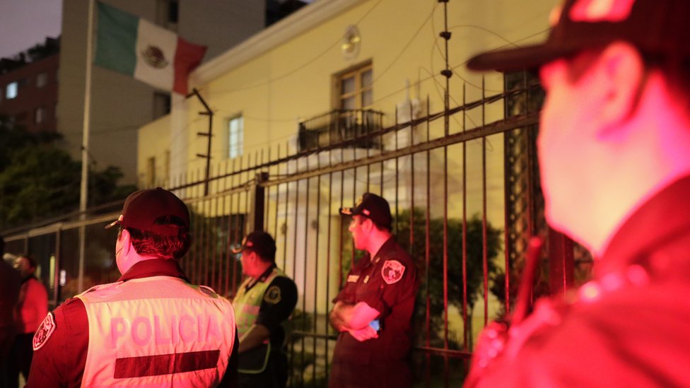 Policías montan guardia frente a la embajada de México en Lima, Perú.