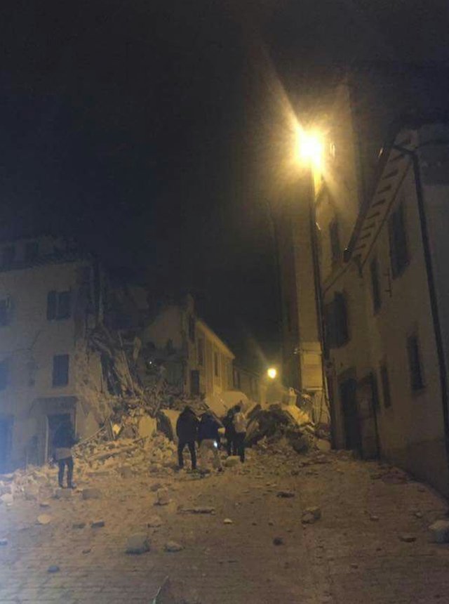 обломки рухнувшего здания на освещенной лампами улице Камерино, 26 октября 2016 г.