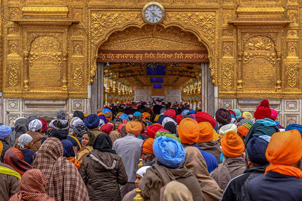 أتباع ديانة السيخ يتجمعون لإحياء طقوس بمناسبة مهرجان ماغي في المعبد الذهبي في أمريتسار في الهند.