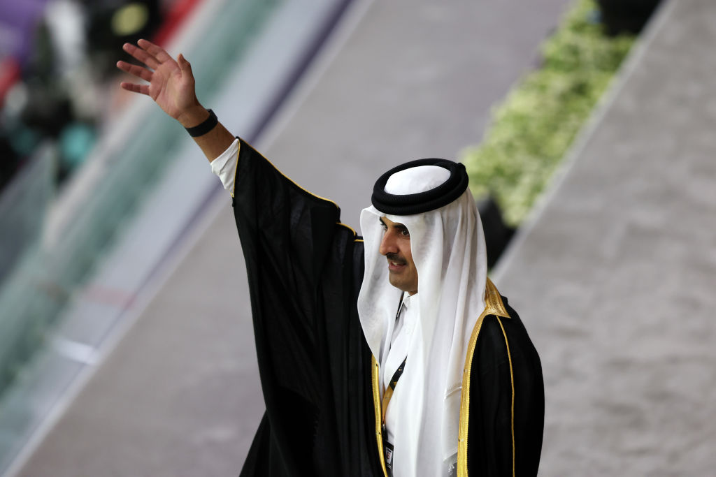 El emir vestido con un bisht