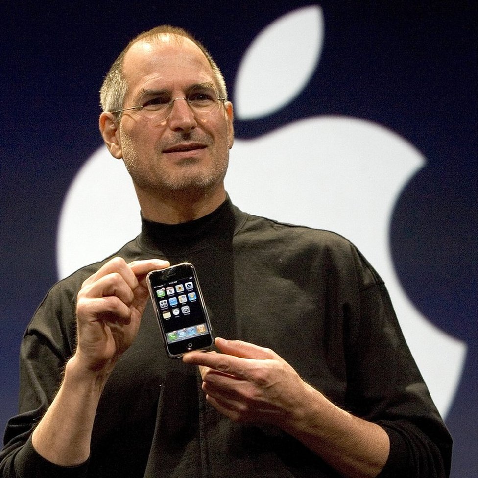 Steve Jobs develando el primer iPhone en 2007.