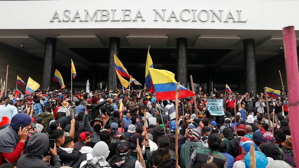 Демонстранты собираются у здания Национальной ассамблеи в Кито, Эквадор, 8 октября 2019 г.