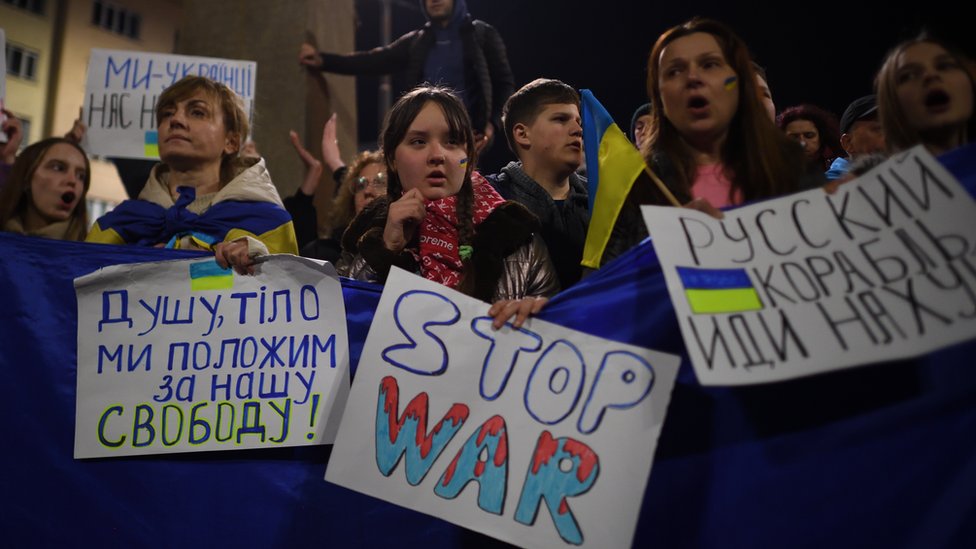 مظاهرة تندد بالغزو الروسي لأوكرانيا