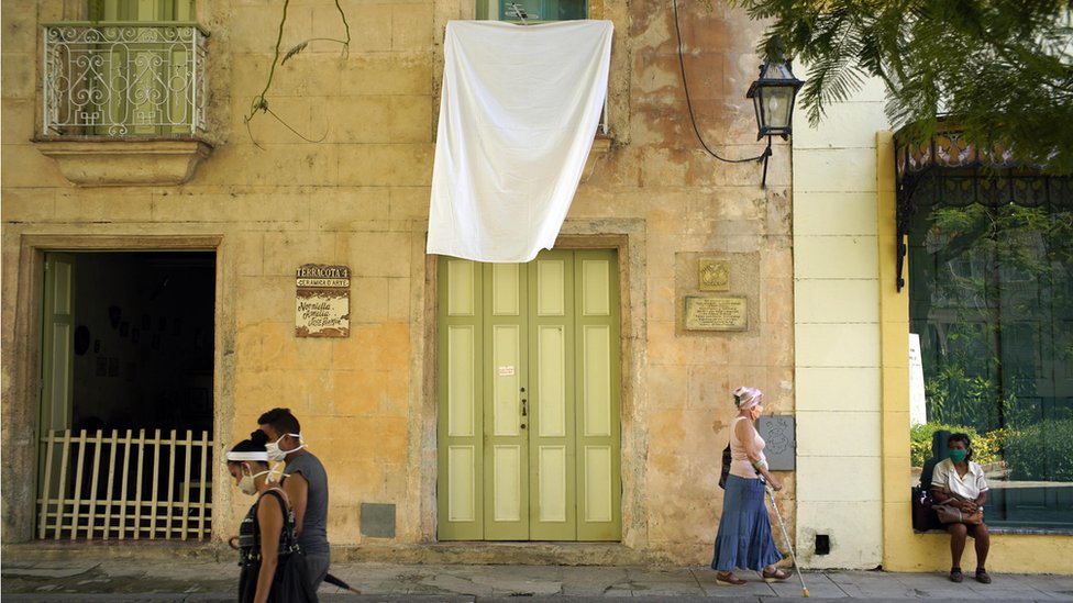 Белая простыня свисает с балкона в Старой Гаване как дань уважения историку города Гаваны Эусебио Лилу 1 августа 2020 года в Гаване, Куба.