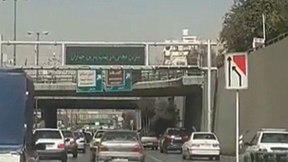 صورة للوحات إشارات لإحدى الطرق في إيران