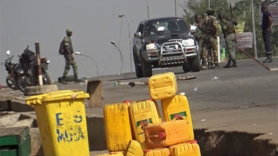 Кадр из видеозаписи солдат, взявших под свой контроль Буаке, стоящих на контрольно-пропускном пункте в Буаке, Кот-д'Ивуар 6 января 2017 г.