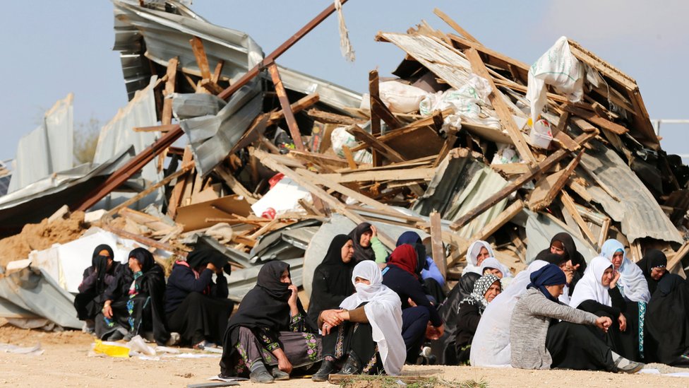 Арабские женщины из Израиля сидят рядом с разрушенными домами в Умм-эль-Хиране (18 января 2017 г.)