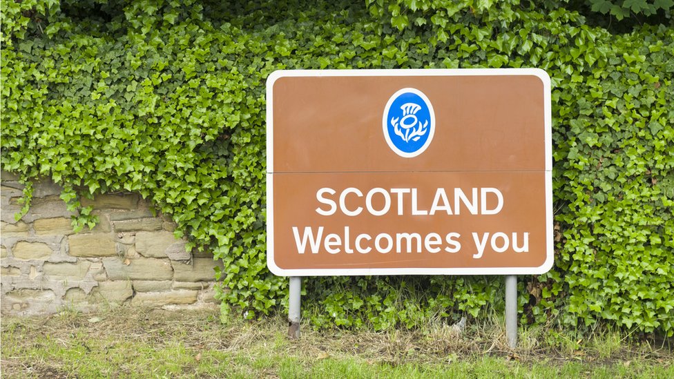 Знак с надписью "Шотландия приветствует вас"