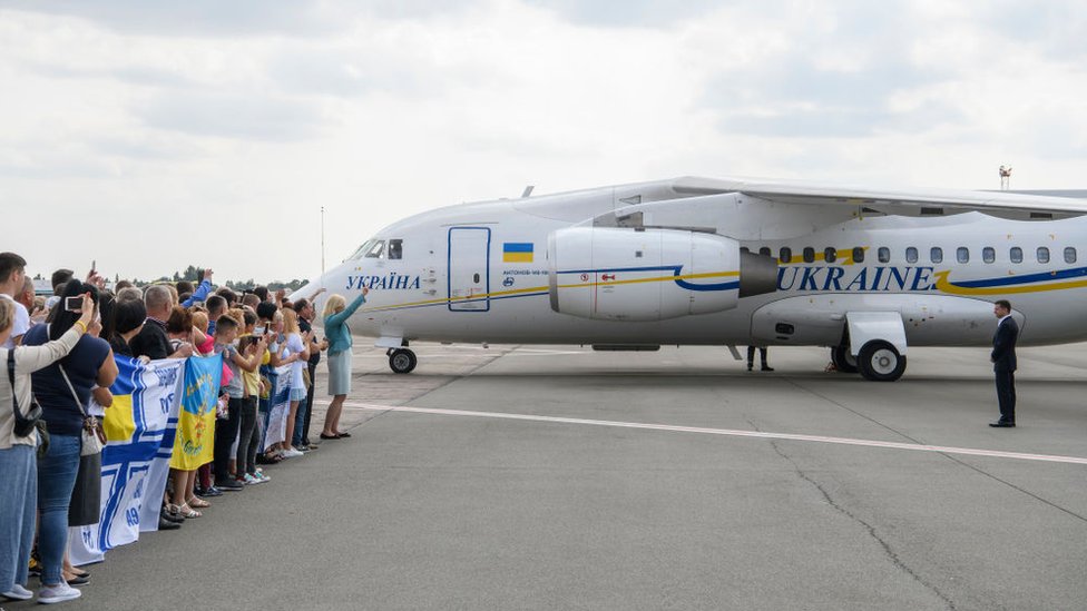 Los exprisioneros ucranianos fueron recibidos por sus familiares en la pista del aeropuerto Boryspil de Kiev.