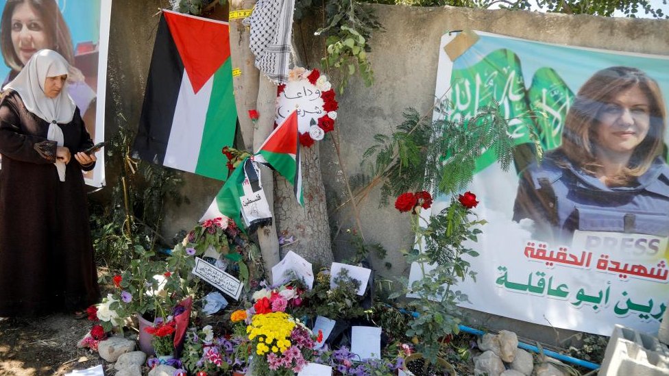 فلسطينية تلتقط صورا في مكان مقتل مراسلة الجزيرة شيرين أبو عاقله خلال غارة اسرائيلية
