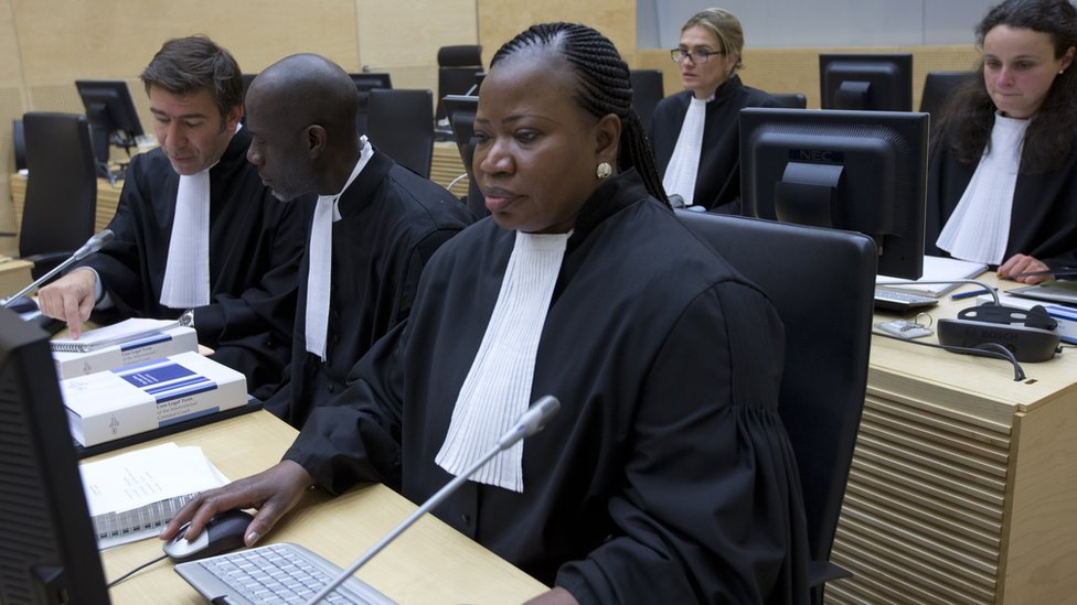 فاتو بنسودا (يمين) ، من غامبيا ، أصبحت المدعي العام للمحكمة الجنائية الدولية في 2012