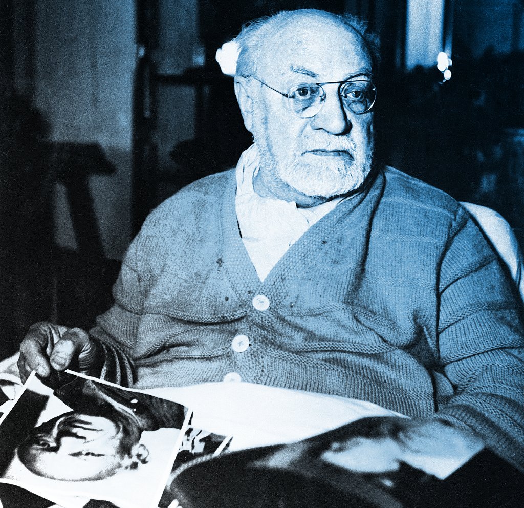 Matisse, en 1950, con una foto de Picasso.
