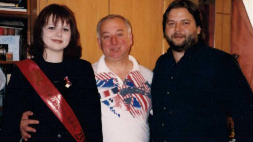 Сергей Скрипаль с дочерью Юлией, а ныне покойным сыном Александром, известным как Саша (справа)