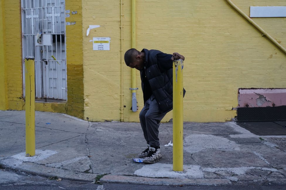 Las personas sin hogar se ven en las calles del vecindario de Kensington cuando la falta de vivienda y la adicción a las drogas golpean Filadelfia en Pensilvania, Estados Unidos, el 7 de octubre de 2022. Muchos se inyectan opioides abiertamente en las manos, los brazos y el cuello. Según