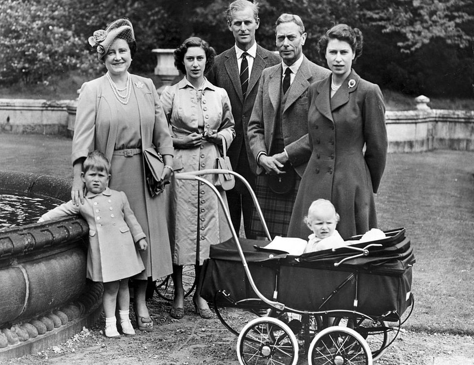 La familia real durante una visita al castillo de Balmoral en 1951, la princesa Isabel está con sus hijos, el príncipe Carlos (izquierda) y la princesa Ana.