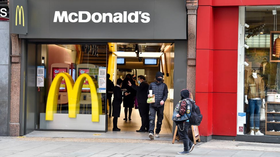 Посетители в ресторане McDonald's в Великобритании