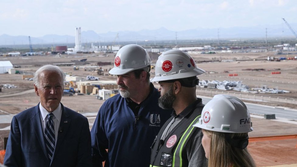 US President Joe Biden (L) tours the TSMC Semiconductor Manufacturing Facility in Phoenix, Arizona, on December 6, 2022.