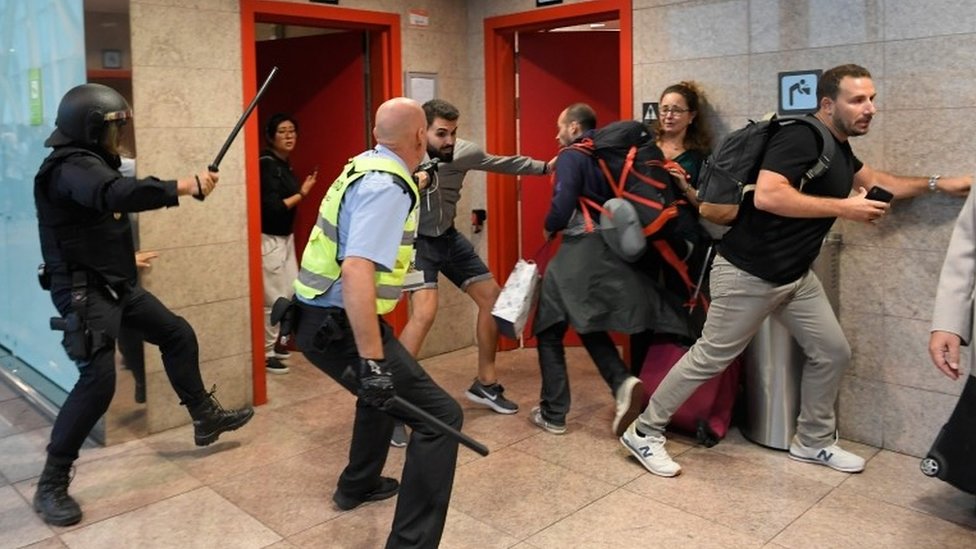 Policías persiguen a manifestantes Policías persiguen a manifestantes