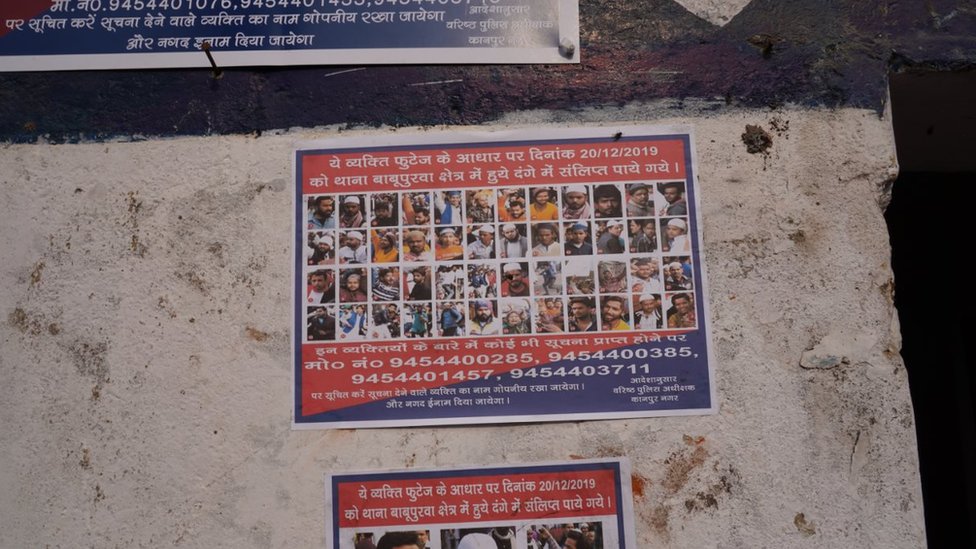 Плакаты с «разыскиваемыми людьми» возле полицейского участка