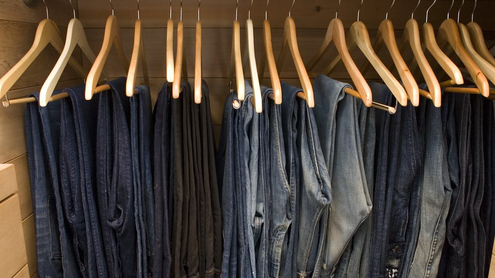 Ряды джинсов в гардеробе