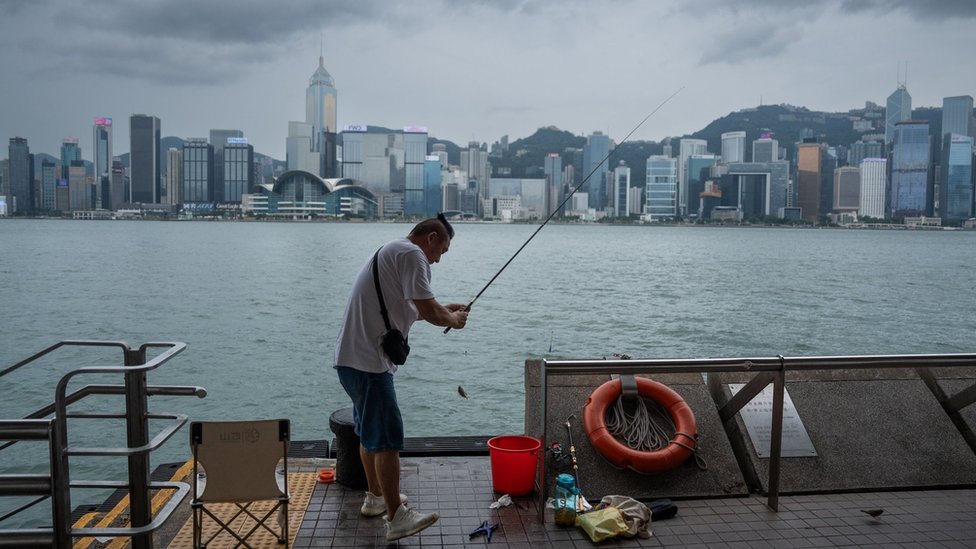 香港尖沙咀海旁一位男士在颱風迫近之際垂釣維多利亞港（1/9/2023）