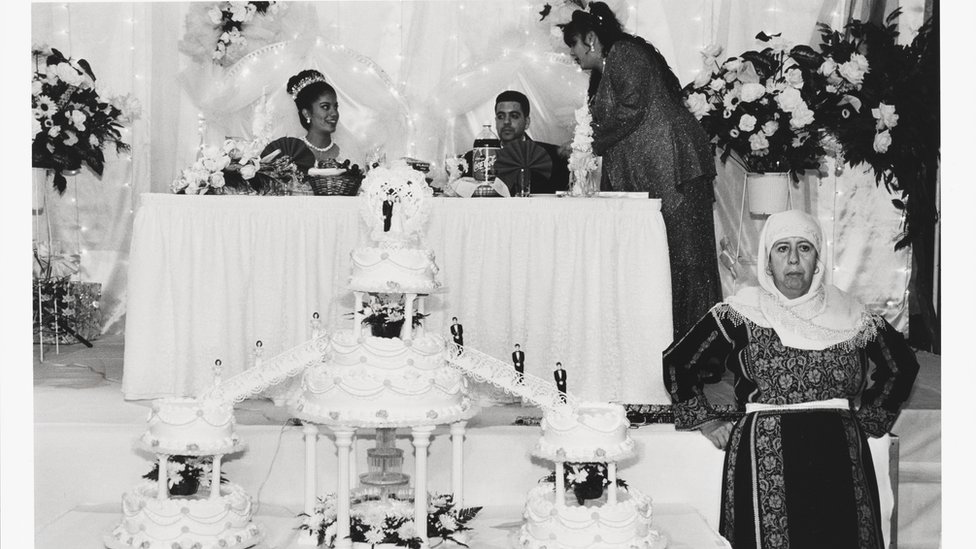 Madre de un novio vigilando las tortas de boda en un casamiento palestino en el Widdi Catering Hall, en 1999. Madre de un novio vigilando las tortas de boda en un casamiento palestino en el Widdi Catering Hall, en 1999.