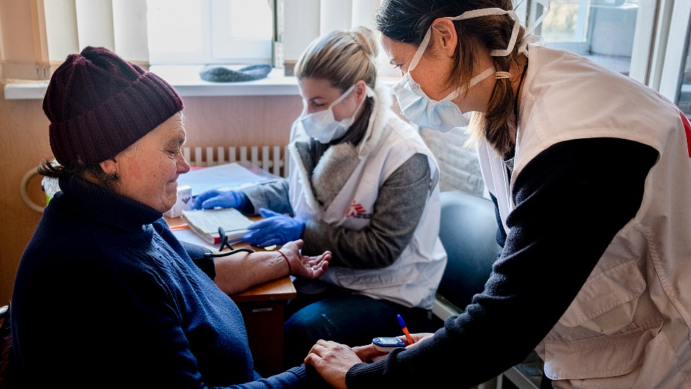 Médicas de MSF atendiendo a una señora en Járkiv