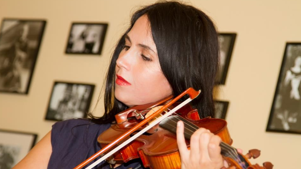Jessica Hindman tocando el violín