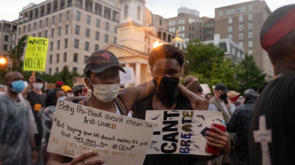 متظاهرون بالقرب من البيت الأبيض في واشنطن، احتجاجاً على مقتل جورج فلويد، في 4 يوليو/تموز 2020