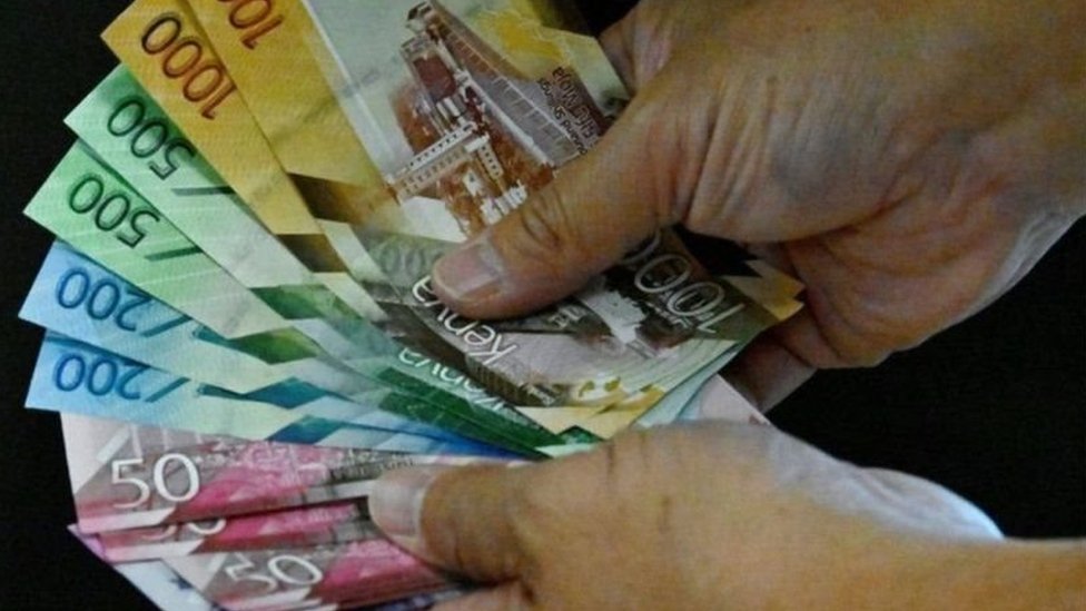 يلجأ العديد من الأشخاص إلى الأصدقاء والعائلة لاقتراض الأموال