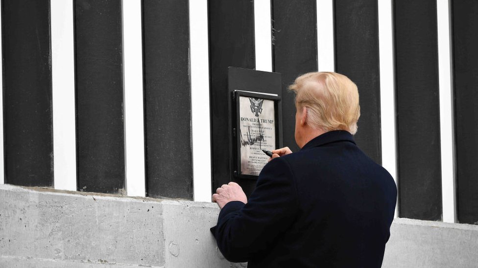 Trump firmando el muro en la frontera con México.
