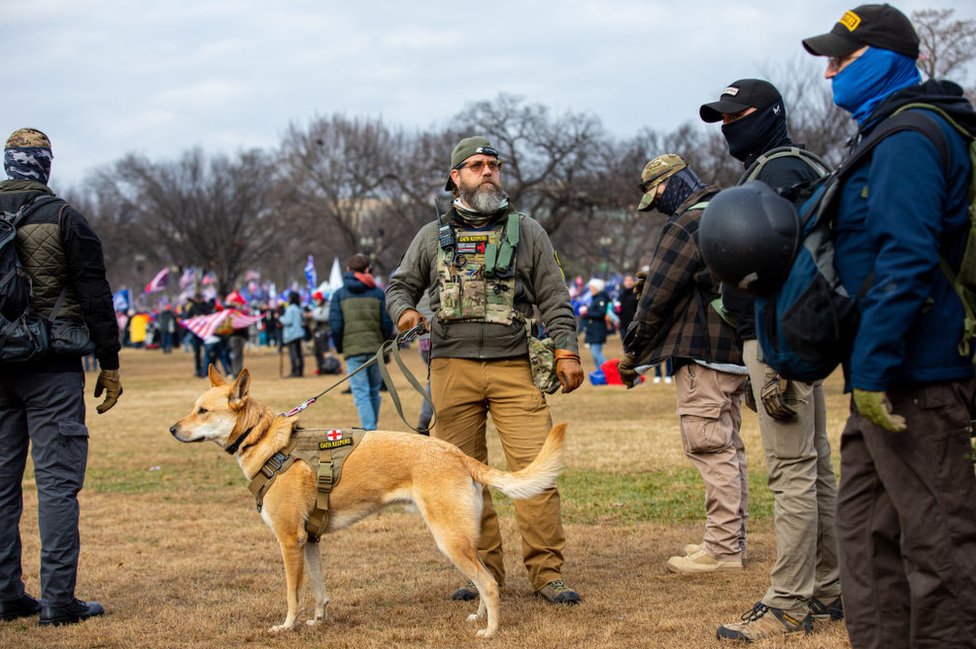 美國華盛頓國會山莊外一名「誓言守護者」拖著狗兒在觀望四周（6/1/2021）