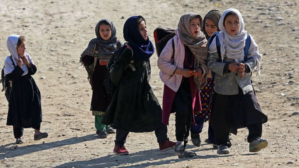 أزمة لبنان: شعب تعرض للخيانة - الغارديان 2 فتيات أفغانيات