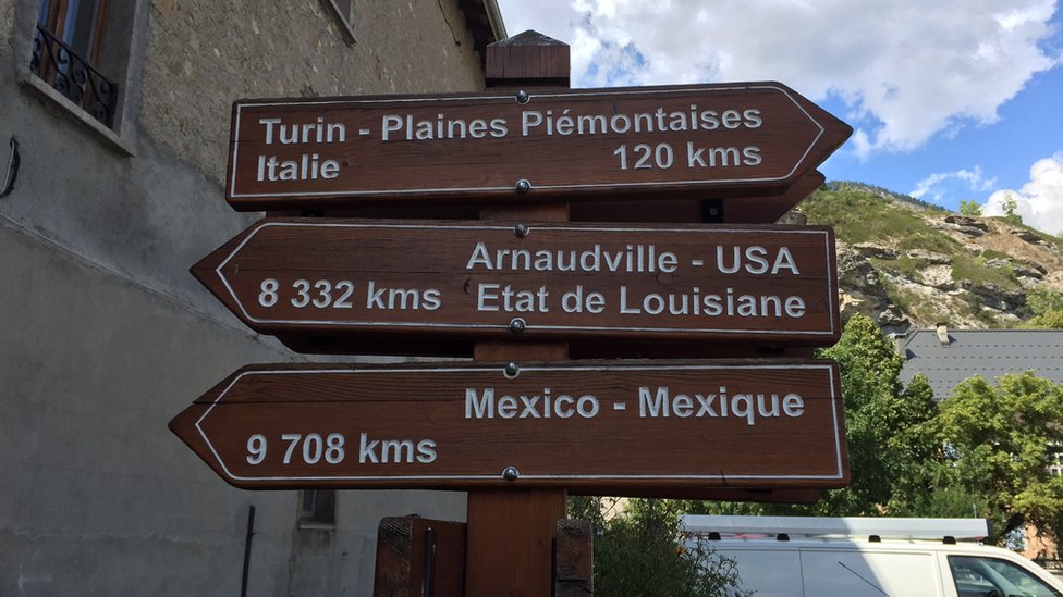 Antes de llegar a México, los hermanos Arnaud también fundaron una población en Luisiana, Estados Unidos: Arnaudville. Jausiers