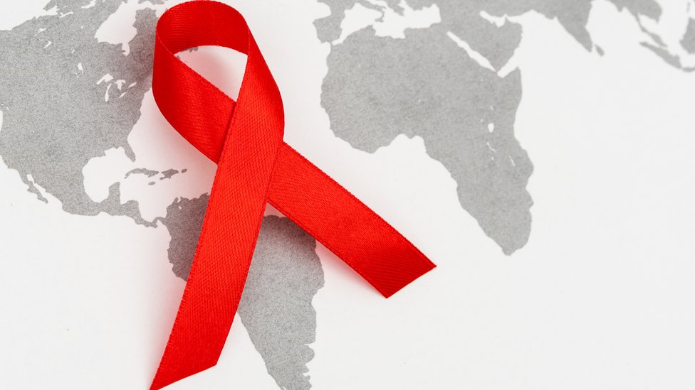 Lazo que simboliza la respuesta al sida.