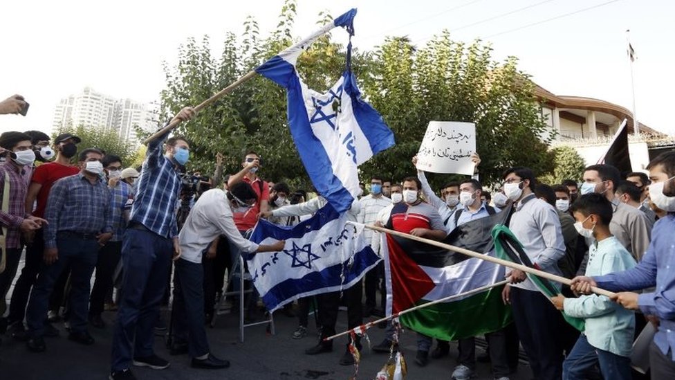 Estudiantes iraníes queman banderas israelíes durante una protesta frente a la embajada de EAU en Teherán, Irán (15 de agosto de 2020)