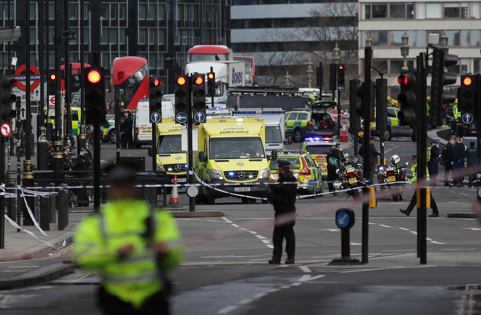 Машины скорой помощи на Вестминстерском мосту после теракта
