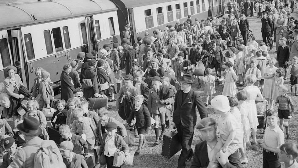 Эвакуированные, прибывающие на железнодорожную станцию ??в Южном Уэльсе 3 июня 1940 г.